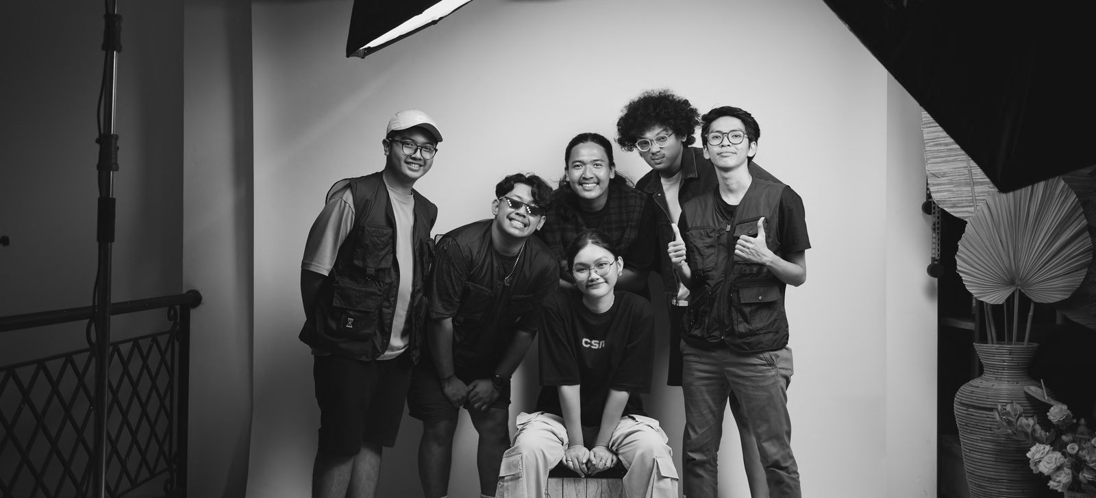 Tim Dikari Strategic berfoto bersama di studio